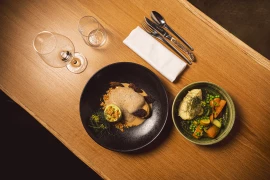 Plats dressés sur une table du restaurant de l’Île Chaumette