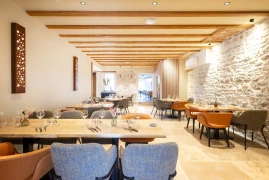 Salle de l’Île Chaumette, avec ses poutres et ses murs en pierre