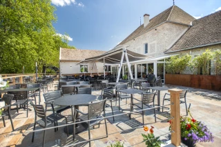 La terrasse de l’Île Chaumette, avec ses tables et sa façade en pierre